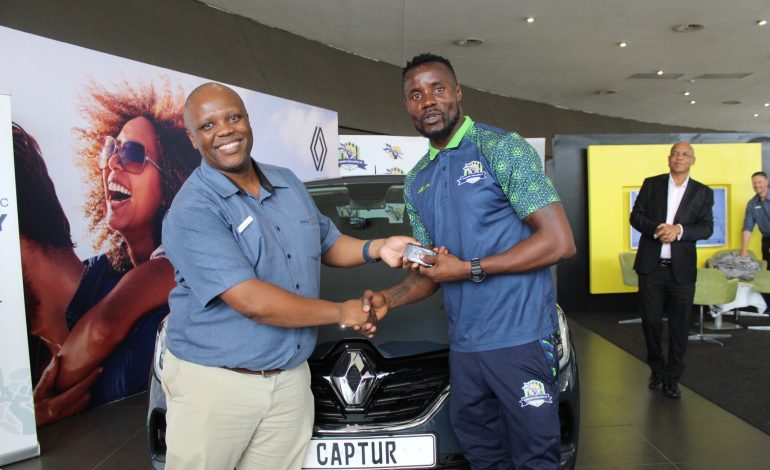 Washington Arubi receiving a car