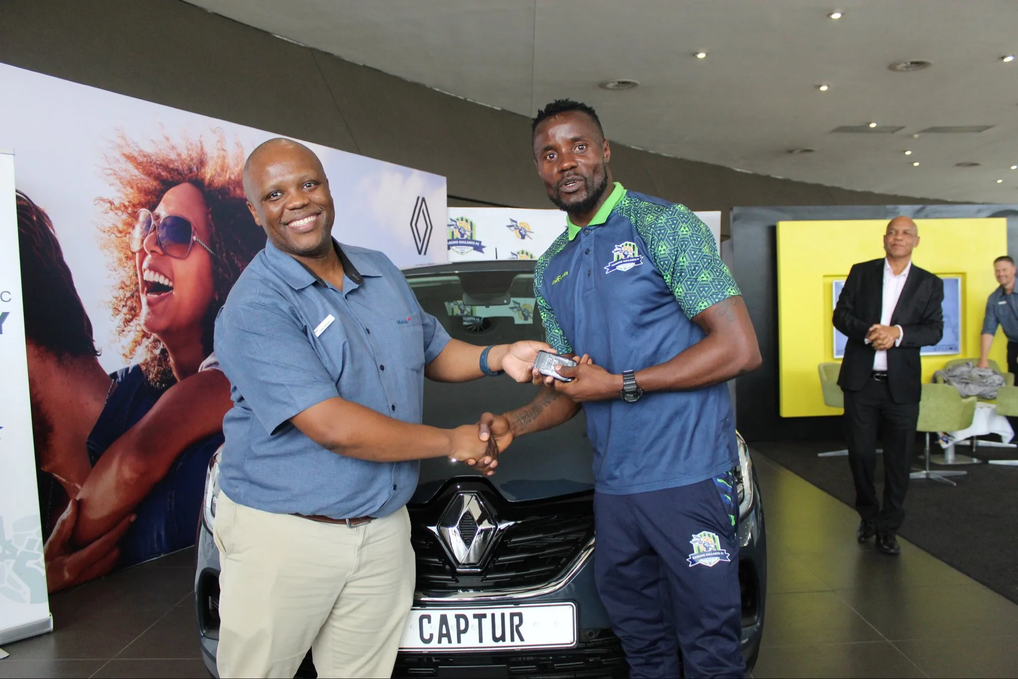 Washington Arubi receiving a car