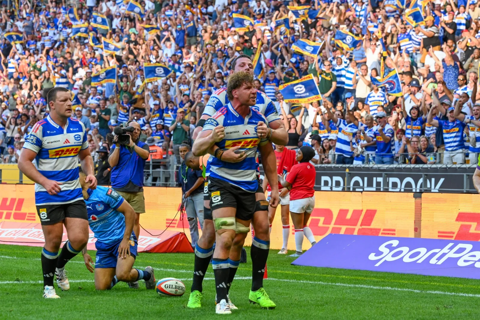Andre-Hugo Venter and Evans Roos against Bulls