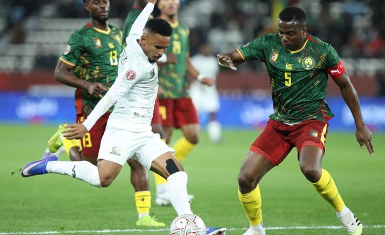 Oswin Appollis battling with Tolo Nouhou on 4 January 2026 in the AFCON