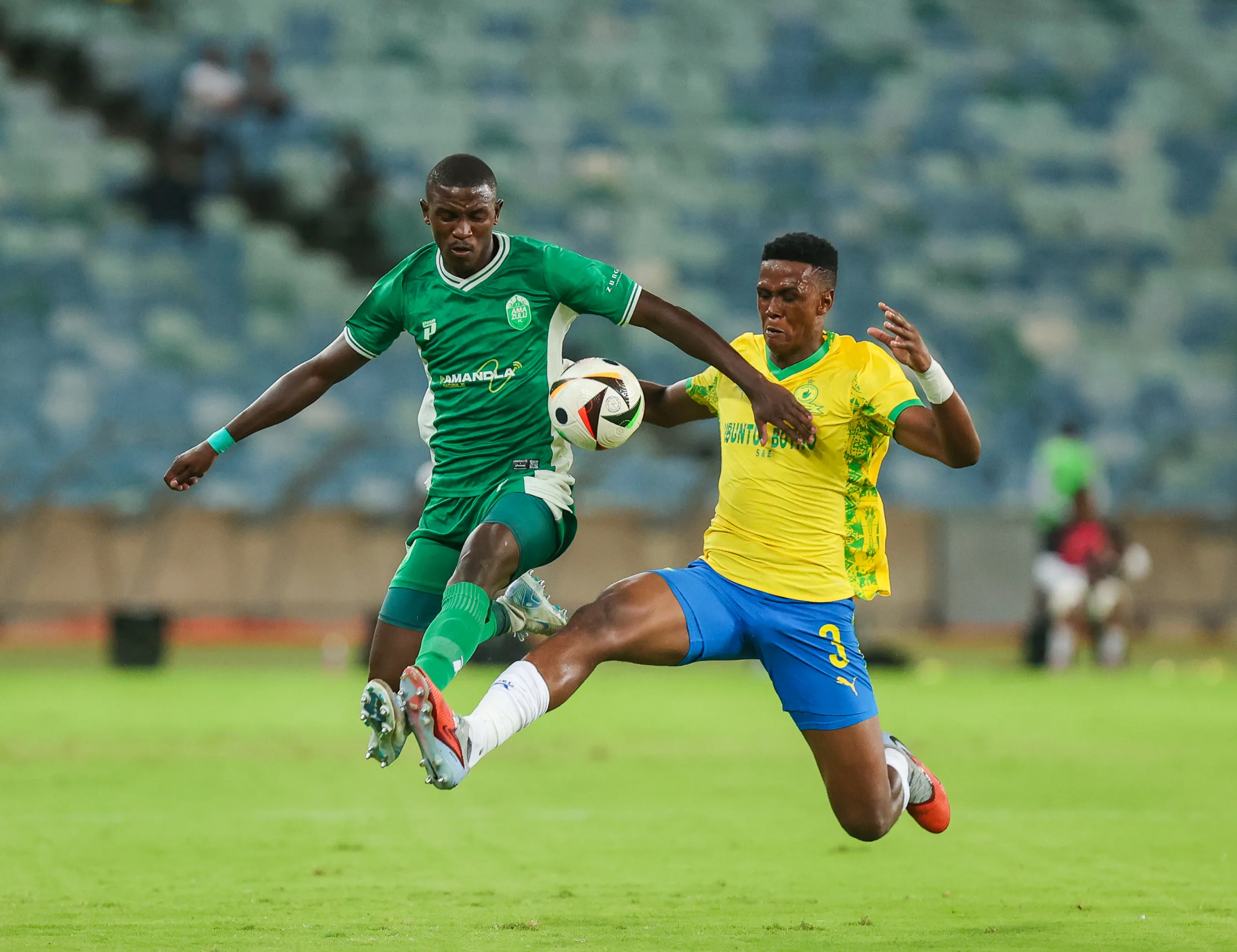 Allende Late Show Catapults Sundowns To The Top Of The Table 5 Nkosikhona Ndaba battling with Khulumane Ndamane