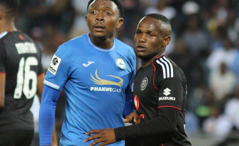 Tlakusani Mthethwa battling with Kamogelo Sebelebele