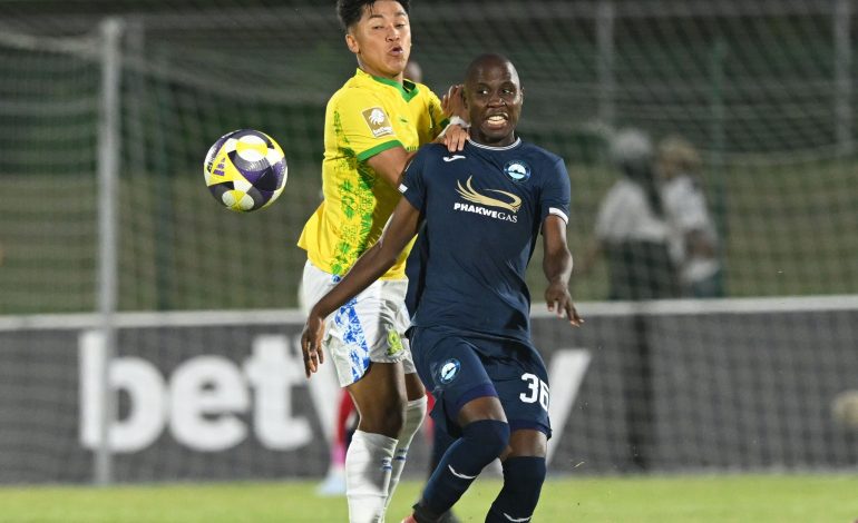 Marcelo Allende battling with Lindokuhle Zikhali