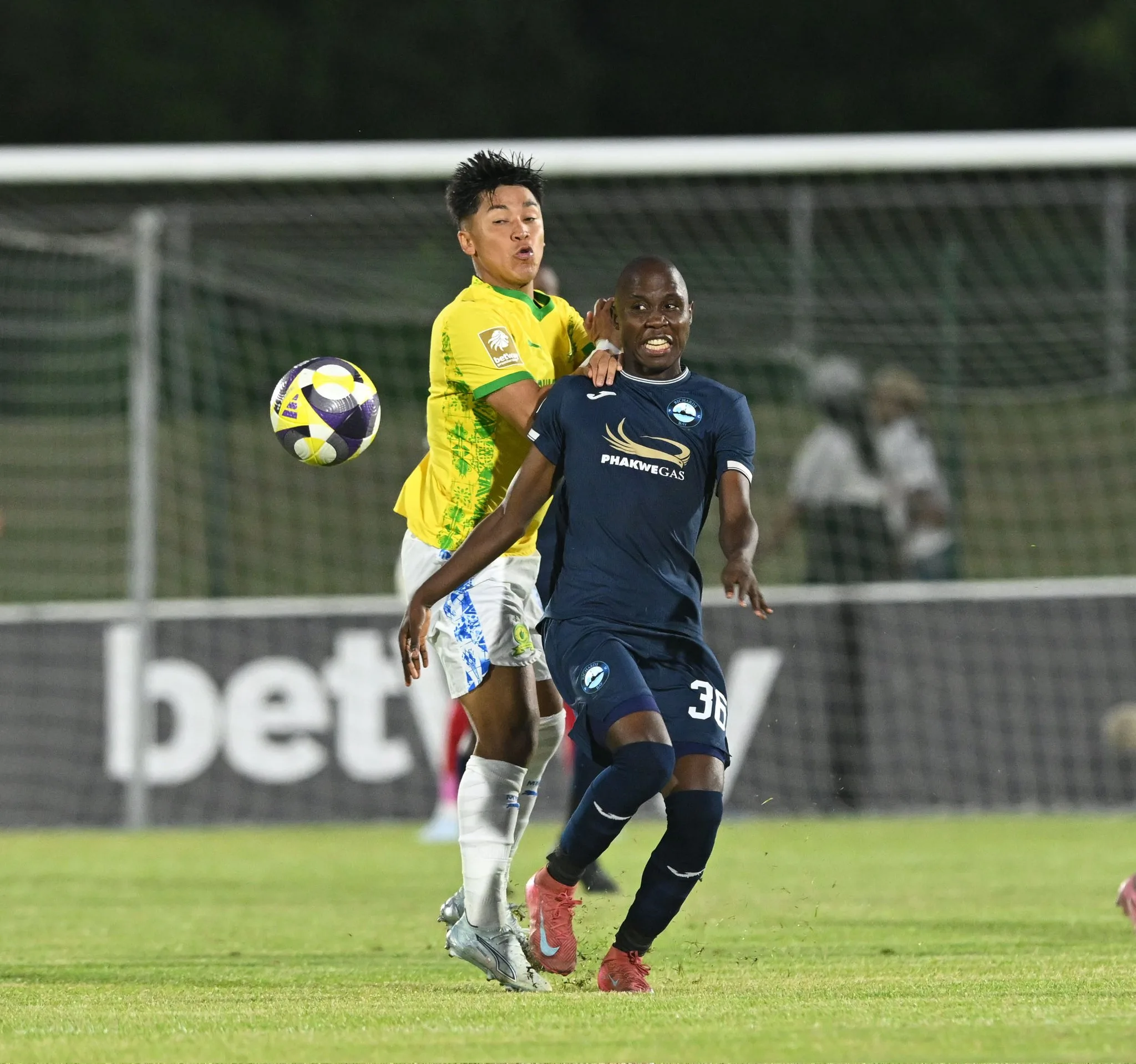 Marcelo Allende battling with Lindokuhle Zikhali