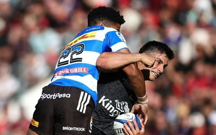 Sacha climbing on top of Toulon player