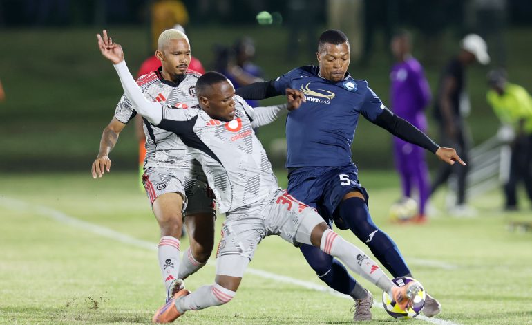 Thembela Sikhakhane battling with Kamogelo Sebelebele