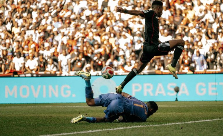 Yanela Mbuthuma against Brandon Petersen in Soweto Derby
