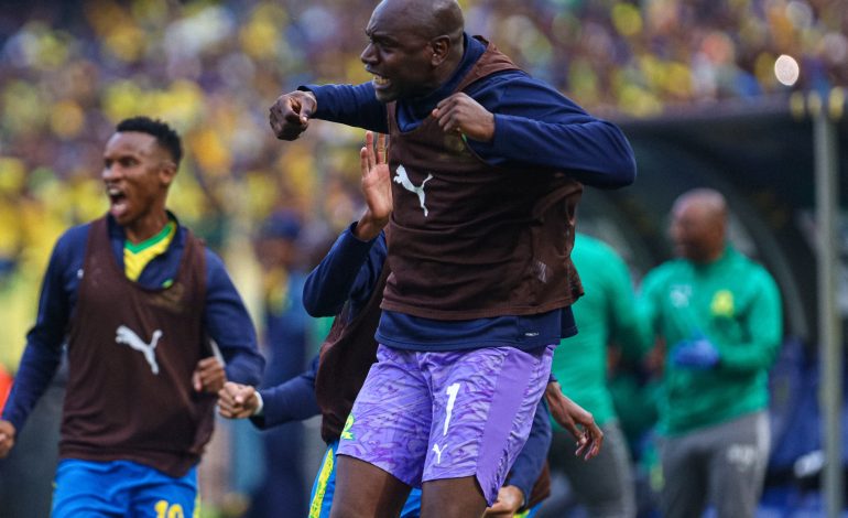 Denis Onyango celebrate against FAR Rabat