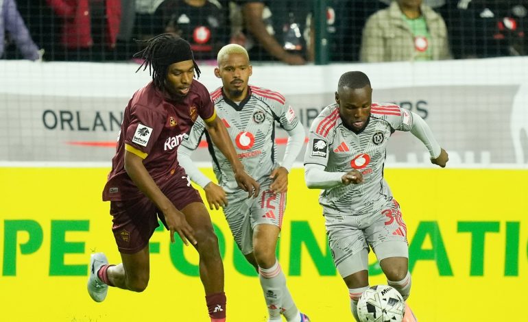 Genino Palance battling with Kamogelo Sebelebele