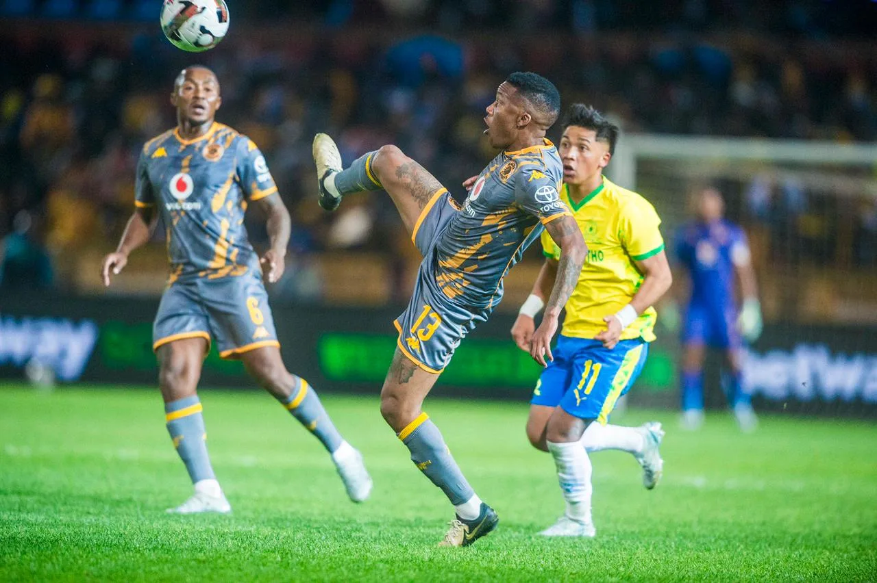 Pule Mmodi battling with Marcelo Allende