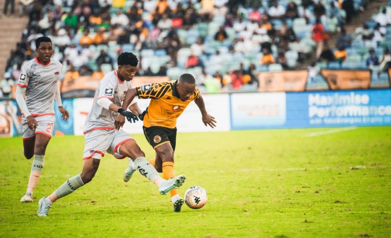 Sinoxolo Kwayiba battling with Maboe