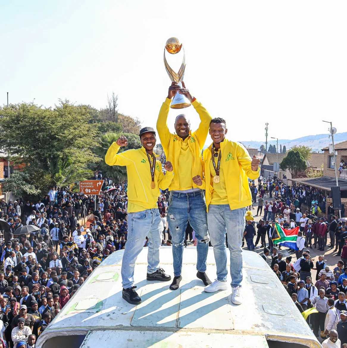 Zwane Signs New Sundowns Contract 4 Themba Zwane, Denis Onyango an Mothobi Mvala