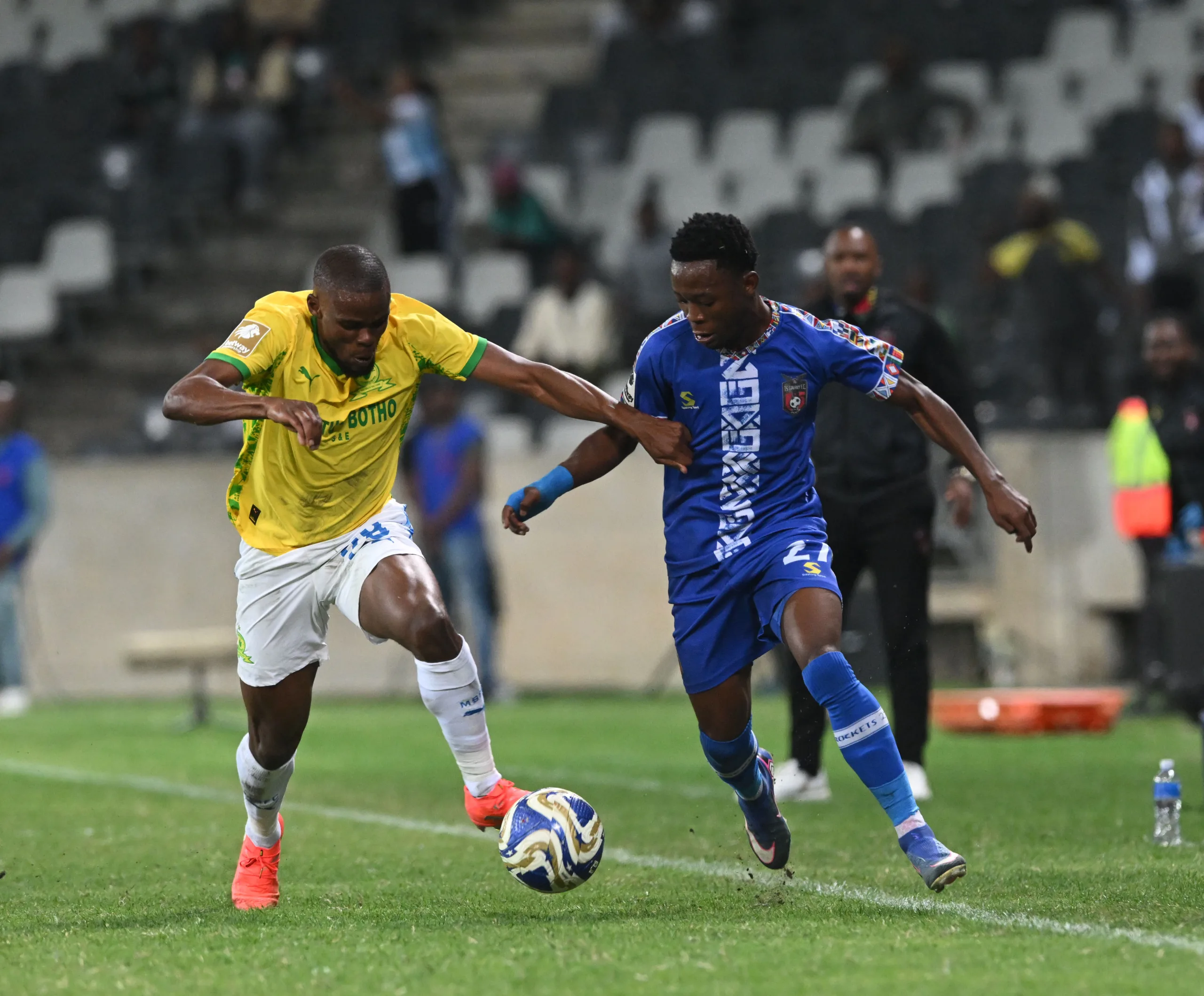Zuko Mdunyelwa battling with Seluleko Mahlambi