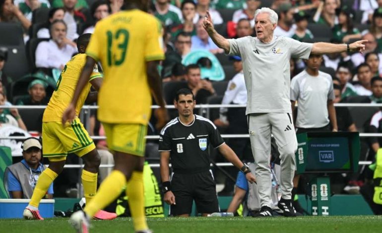 SAFA Denies Broos Resignation Rumors 2 Hugo Broos wagging his finger