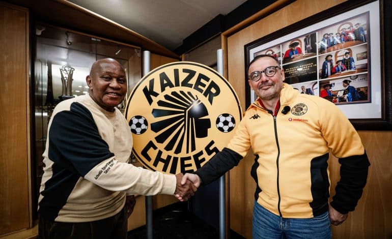 Fernando da Cruz shaking Kaizer Motaung