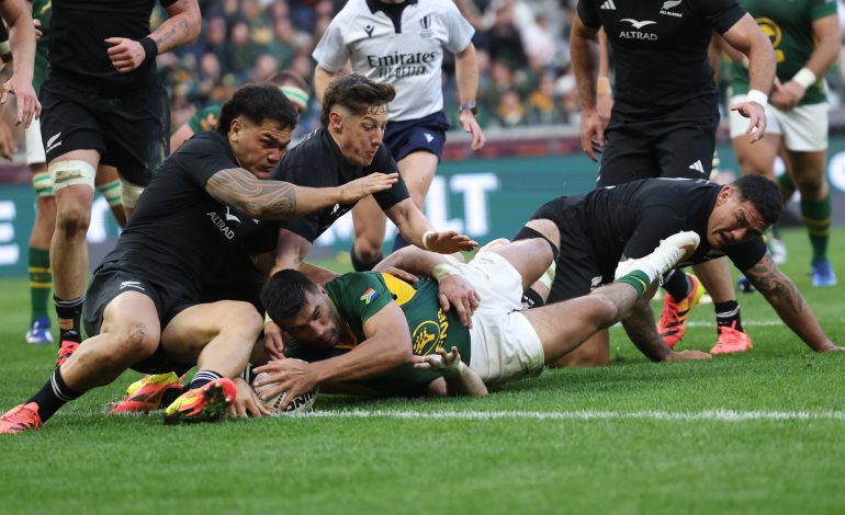 Rassie’s Late Front-Row Gamble Pays Off As Kolbe Boot Downs All Blacks To Level The Series 2 Damain de Allende scoring a try against the All Blacks