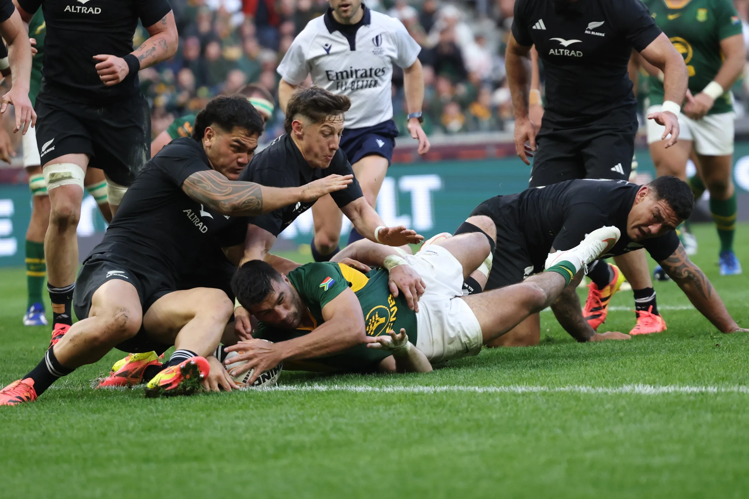 Damain de Allende scoring a try against the All Blacks
