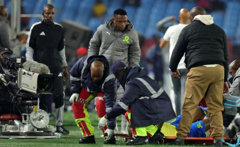 Khuliso Mudau stretchered off