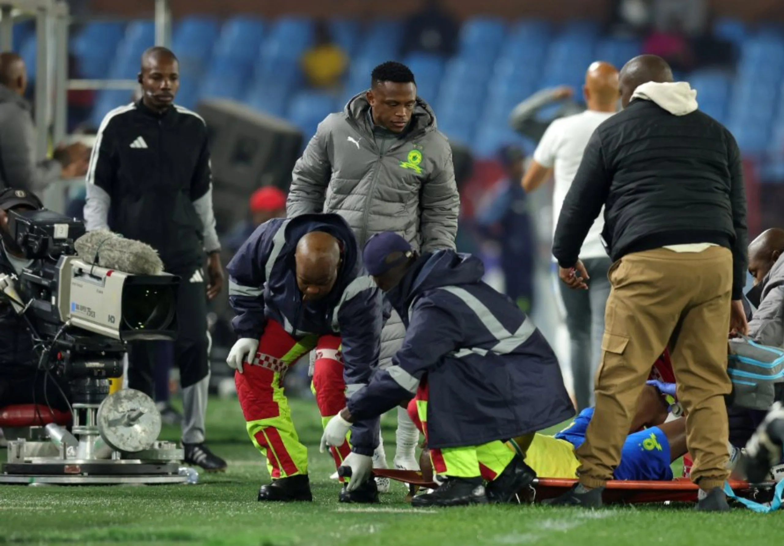 "A Big Loss": Cardoso Delivers Devastating Mudau Injury News 1 Khuliso Mudau stretchered off