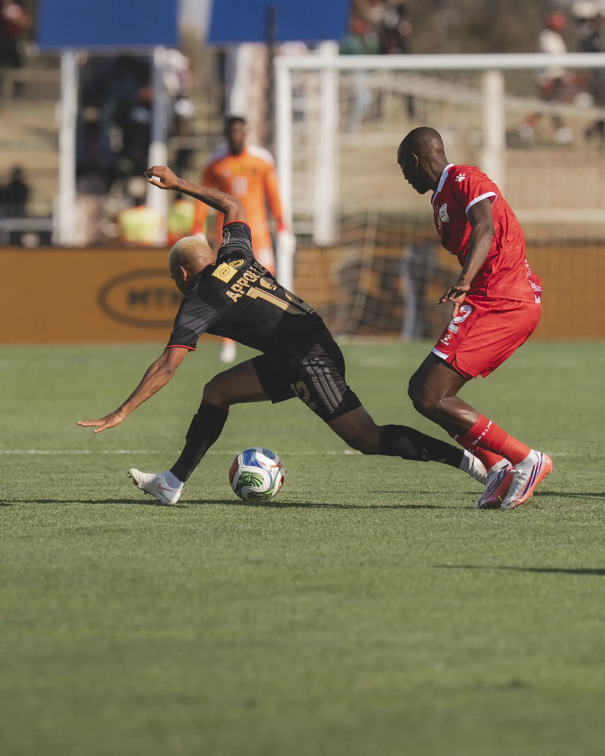 Oswin Appollis battling with Nyiko Mobbie