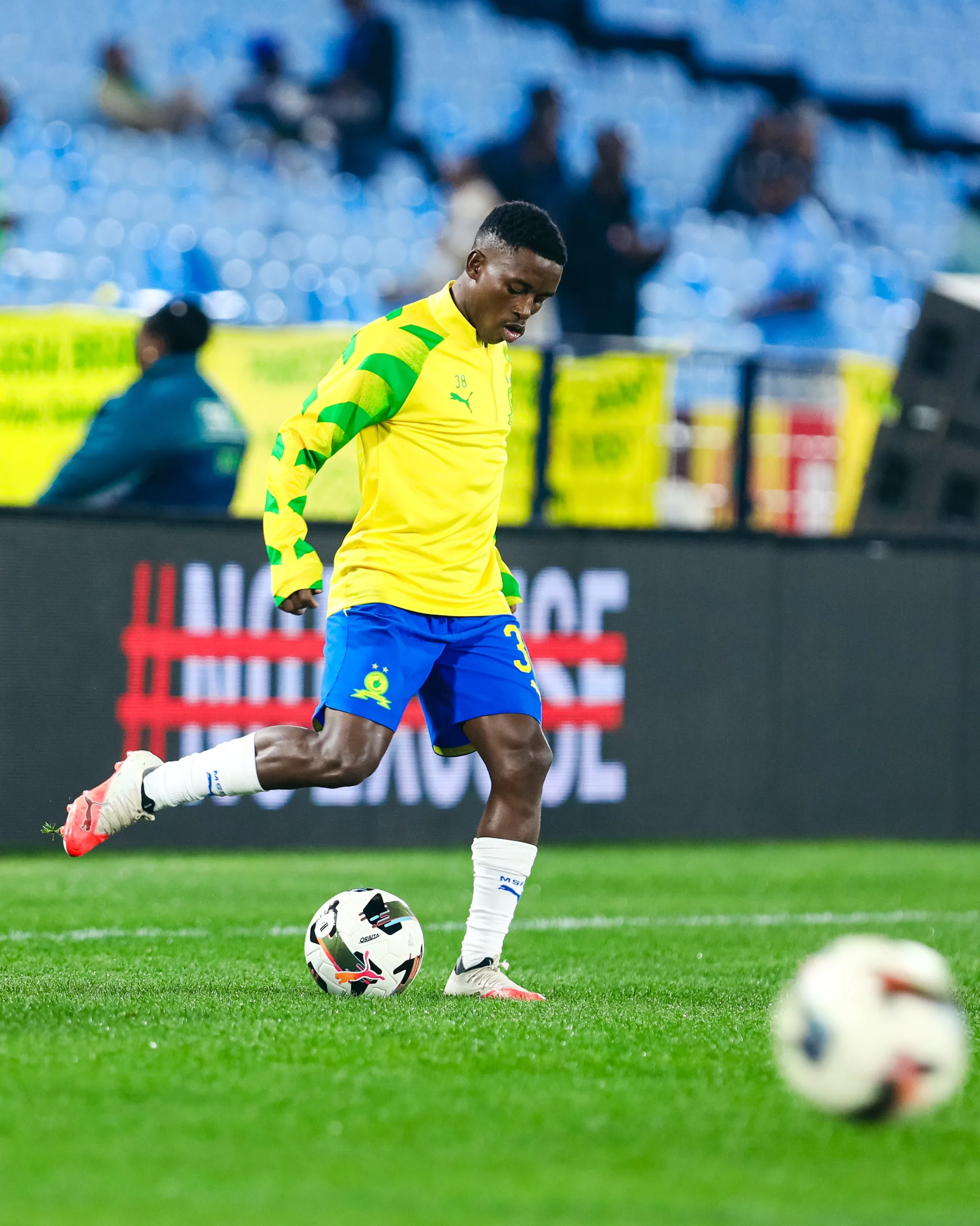 Siyanda Ndlovu warming up for Sundowns