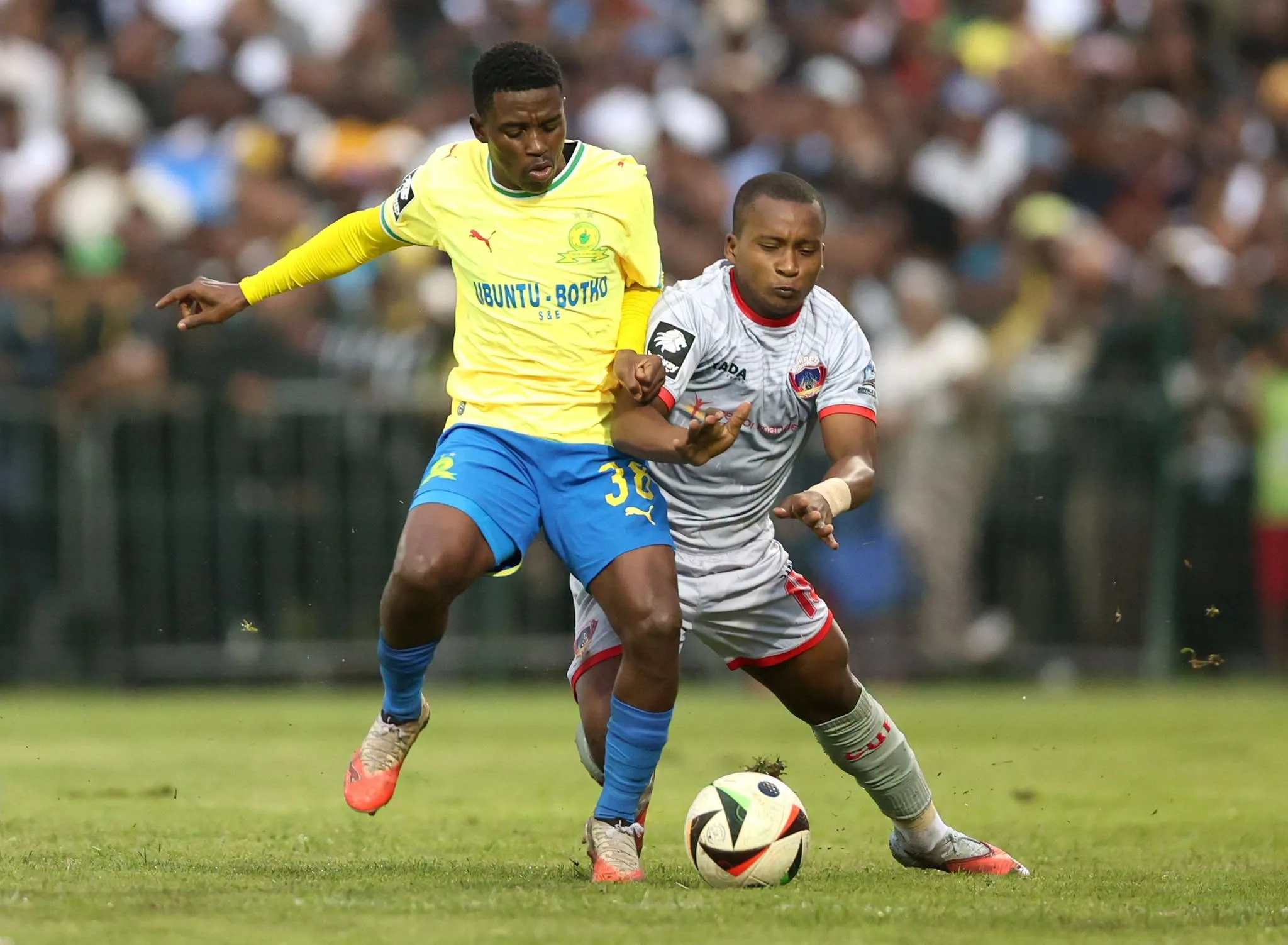 Nwabali Error Allows Sundowns To Steal Point Against Chippa United 3 Siyanda Ndlovu battling with Azola Metrose