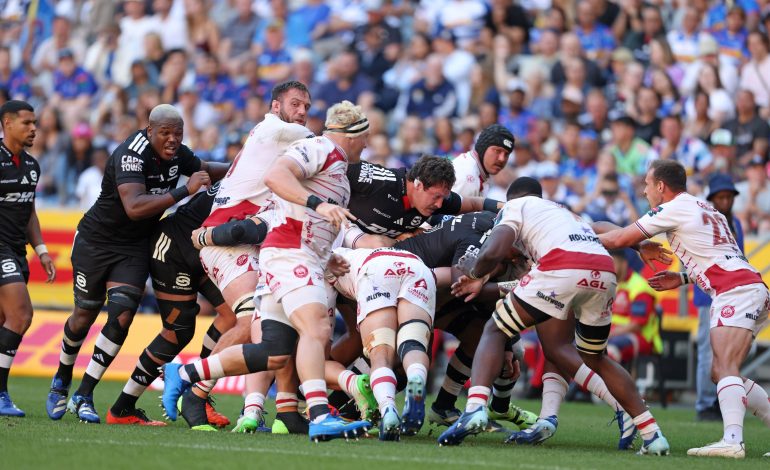 Hacjivah Dayimani pushing in the scrum