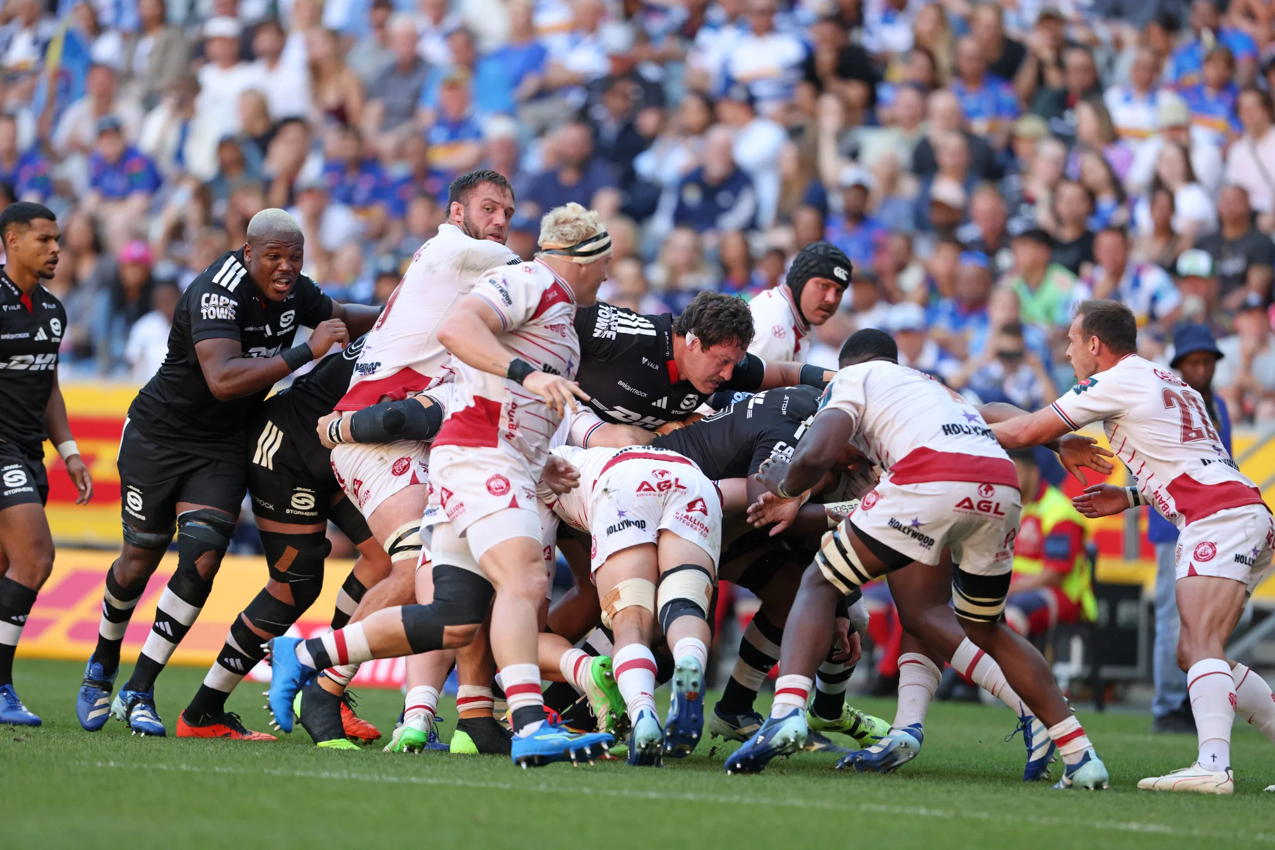 Hacjivah Dayimani pushing in the scrum