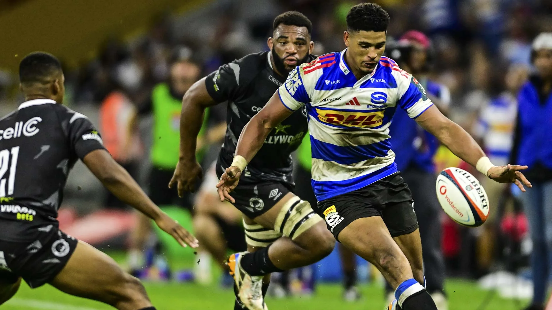 Vincent Tshituka chasing Sacha
