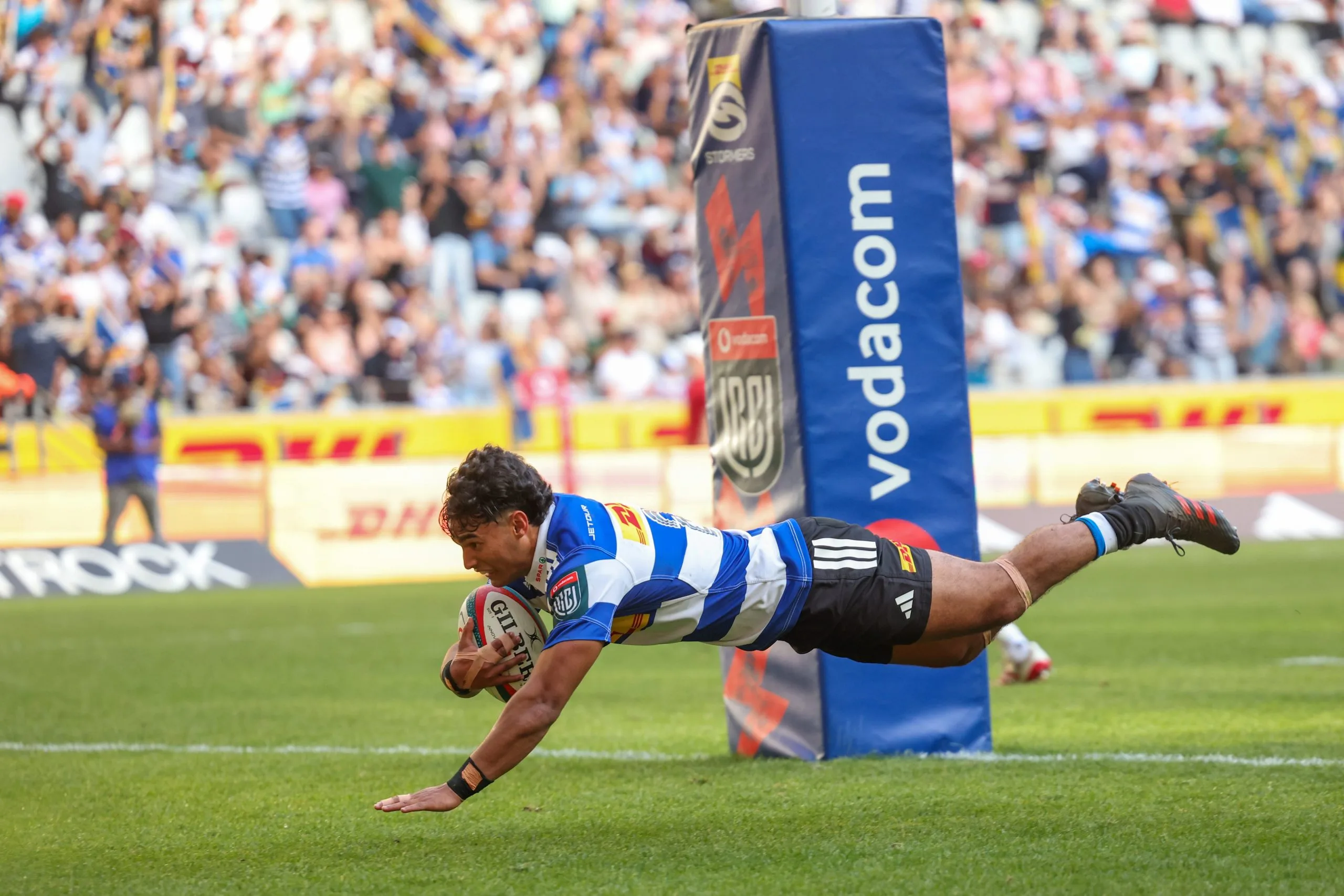 Yaqeen Ahmed scoring the try